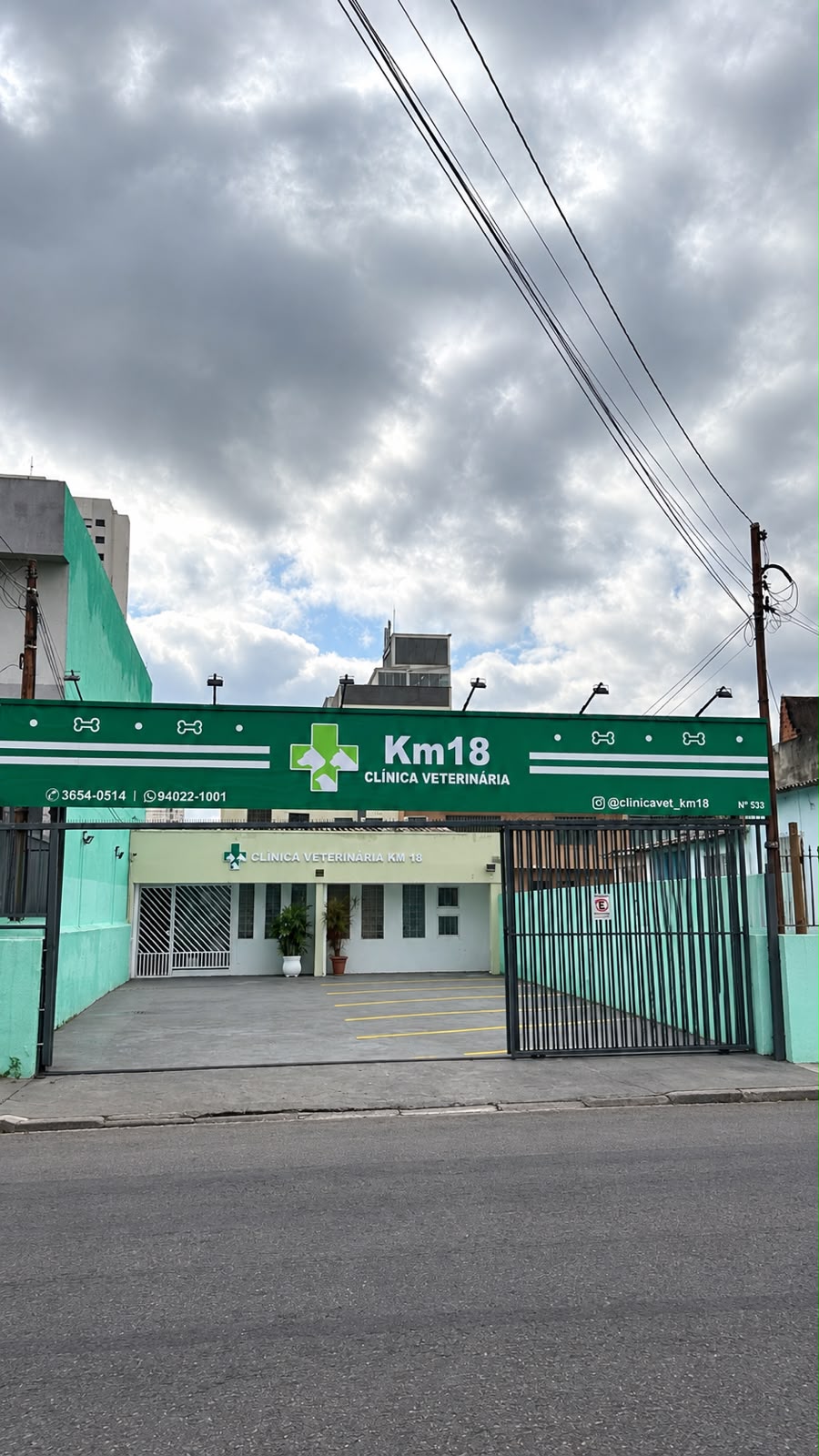 Fachada da Clínica Veterinária KM18 em Osasco